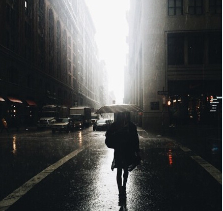 雨天的城市朦胧唯美景色