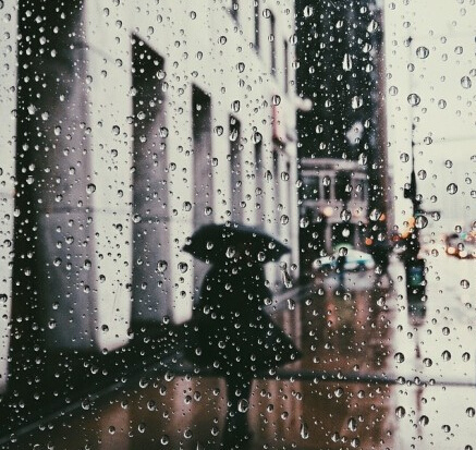 雨天的城市朦胧唯美景色