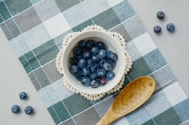 桌子上的诱人蓝莓水果空间图片