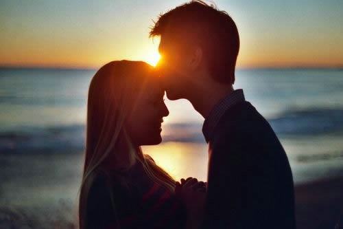 夕阳下的甜蜜浪漫情侣爱情亲吻图片