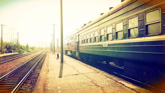 人生就像一列火车，火车在跑，人生在老